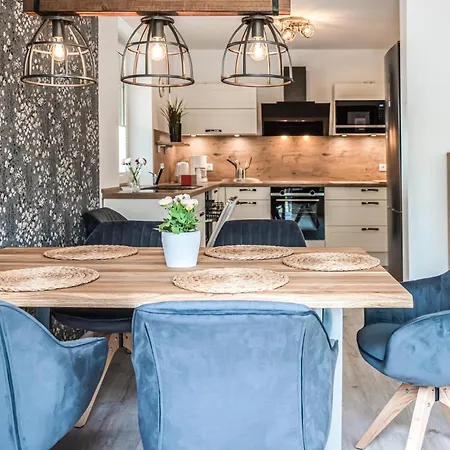 4 Bedroom Stunning In Holiday home Jesendorf